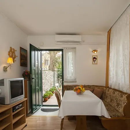 Leo Apartment
