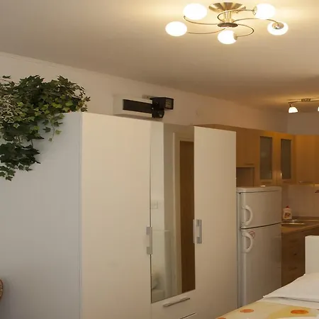 Leo Apartment Split