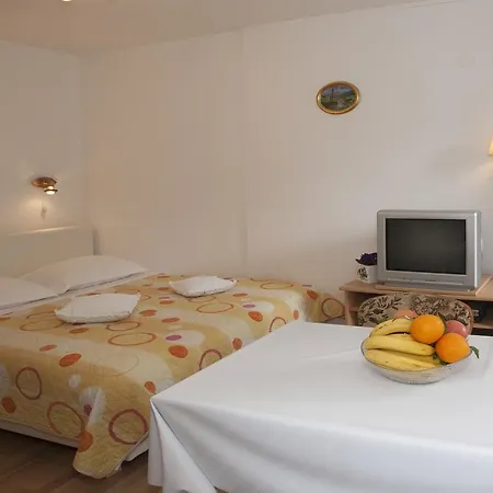 Leo Apartment